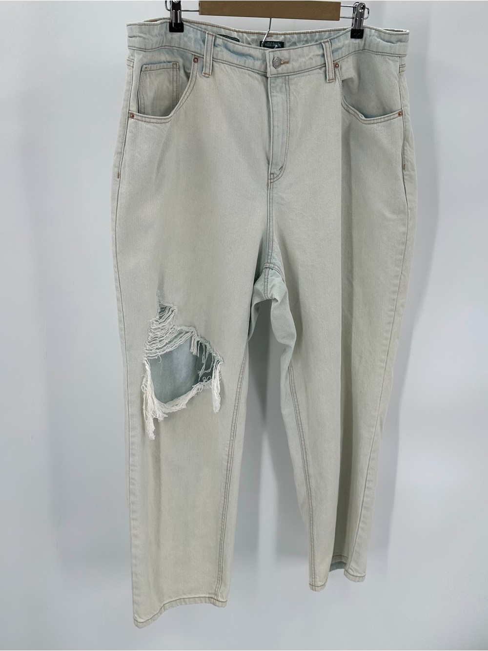 Wild Fable Jeans Jrs Sz 17/30” High-Rise 90s Relaxed Straight Light Wash Ripped